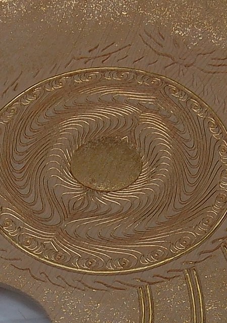 12. Intricate kirikane 切金 (gold foil) design on halo