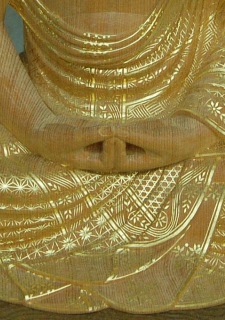 6. Closeup of kirikane 切金 (gold foil); also written 截金