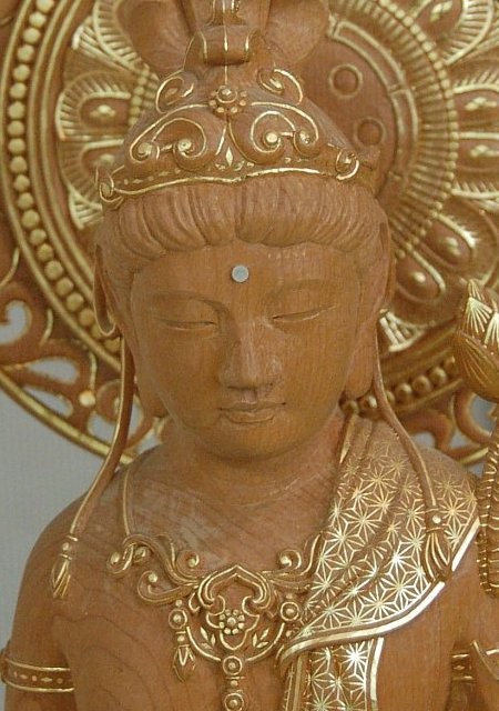 8. Closeup of kirikane 切金 (gold foil); also written 截金