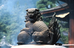 Koma-inu at Zenkoji in Nagano, photo by Angus McIntyre