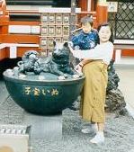 Pregnant Woman touching the dog deity at Suitengu Shrine, Nihombashi, Tokyo; photo courtesy of Kenyon College