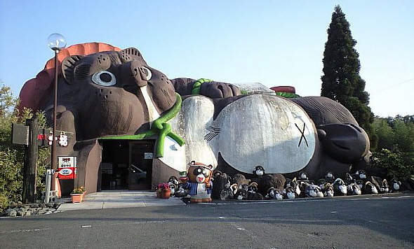 Bunpuku Store -- arts and crafts store in the shape of Tanuki.