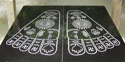 Footprints at Gokurakuji Temple (Dec. 1989)