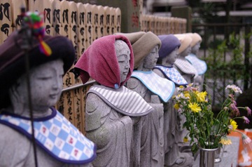 Six Hats for Jizo. Photo courtesy http://bush.air-nifty.com/bushlog/cat4452502/index.html