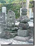 Gorinto at Raikoji Temple in Kamakura