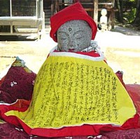 Omokaru Jizo at Gokurakuji Temple; photo courtesy of www.tv-naruto.ne.jp/gokurakuji/omokarujizo.html 