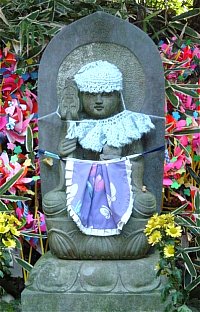 jizo-white-bib-hat-hase-6-dera-dec-2003-MI