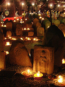 Obon scene at Gangouji Temple, Gokuraku-bou. Located in Nara. Photo courtesy Aiya55 at Photo by Aiya55 at gokorea.jp/trans_bulletin/photo_list_view.html