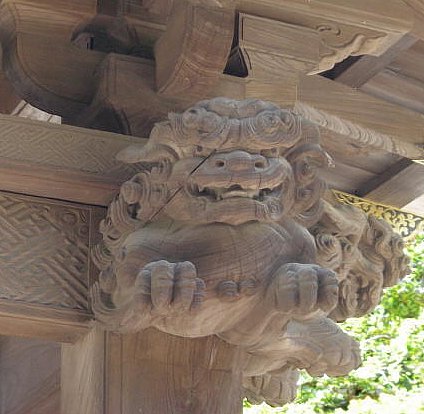 Shishi in eaves, Myohonji Temple, Kamakura Shishi in eaves, Myohonji Temple, Kamakura