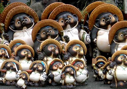 Tanuki statues in front of store in Shigaraki, photo by Robert Yellin