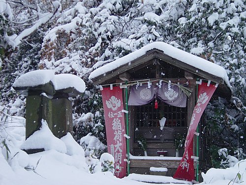 Small shrine inside Tokeiji Temple (Kita Kamakura)