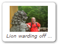 Lion fails to ward off orange demon. Located near scenic Shíliáng Waterfall (Shíliáng Fēipù 石梁飛瀑).