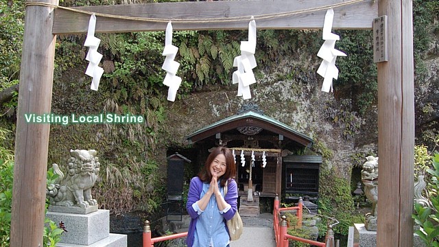 keiko-visiting-local-shrine-2014