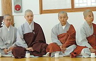 Some Donghaksa bikuni (nuns)