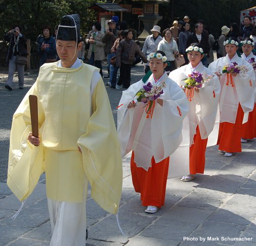 Shinto priest and Miko (female shrine attendants) at Tsurugaoka Hachimangu Shrine in Kamakura