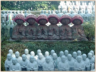 Roku Jizo - Seis estátuas de Jizo, uma para cada um dos seis estados de existência, Hase Dera em Kamakura