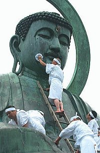 Takaoka Daibutsu - Washing the Big Buddha Takaoka Daibutsu - Washing the Big Buddha