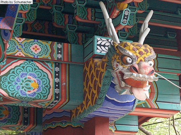 Protective dragon effigy at Gapsa Temple.
