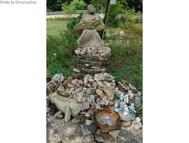 Gapsa Temple. Votive stones and other offerings.